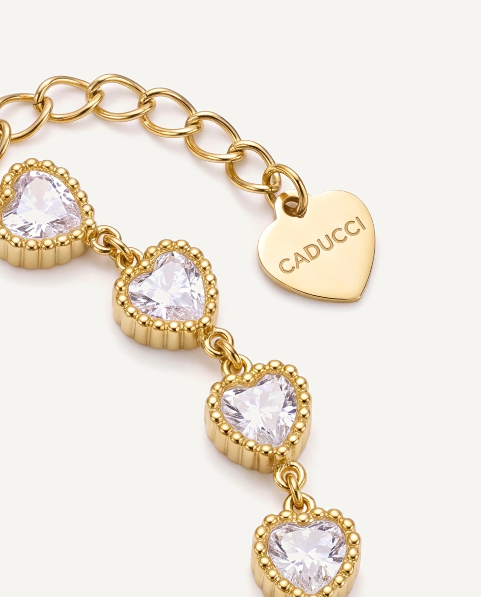 CADUCCI Amore Bracelet in gold, close-up of the heart charm engraved with the CADUCCI logo