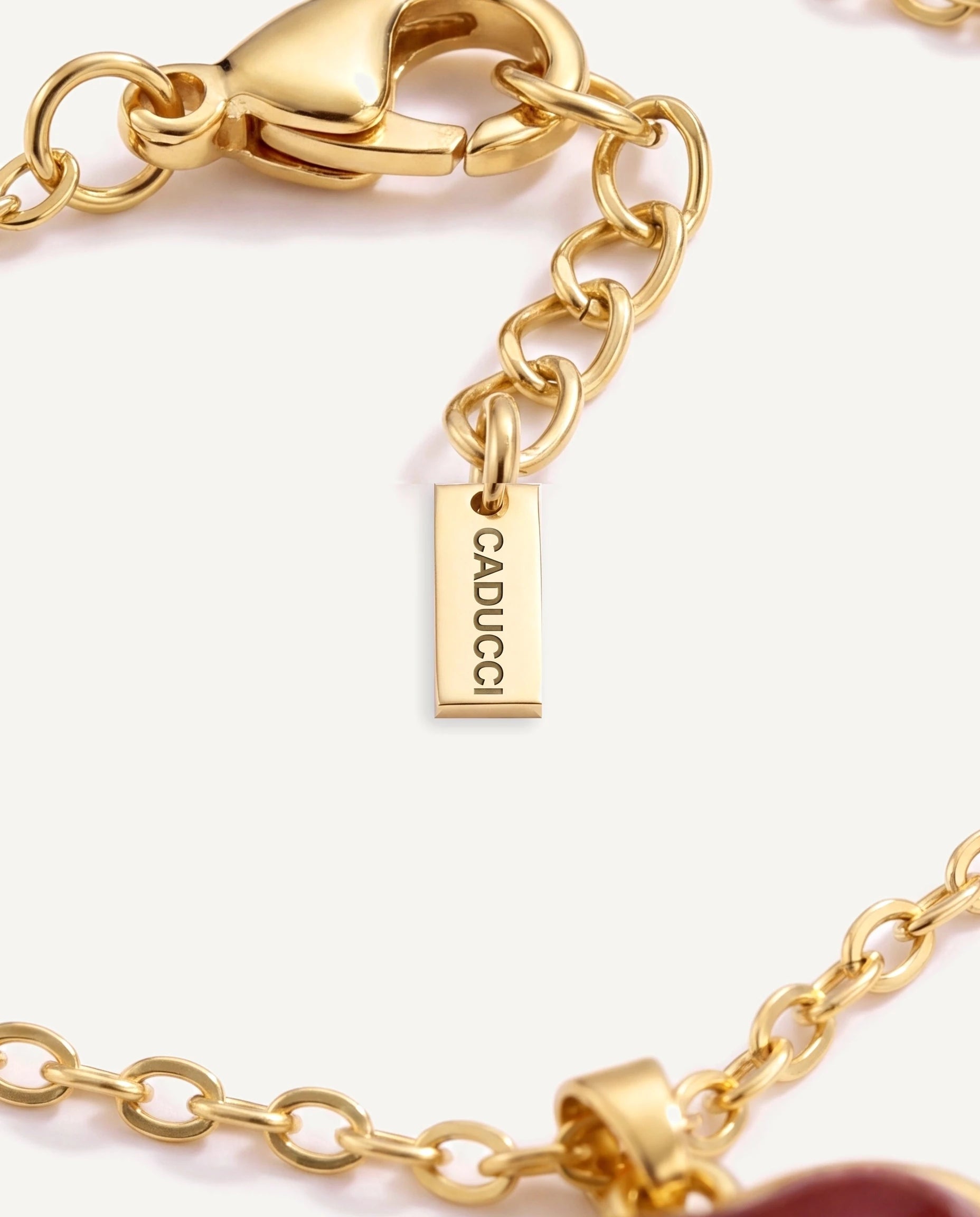 CADUCCI Amore Necklace in gold, close-up of the cable chain, the clasp and the tag engraved with the CADUCCI logo