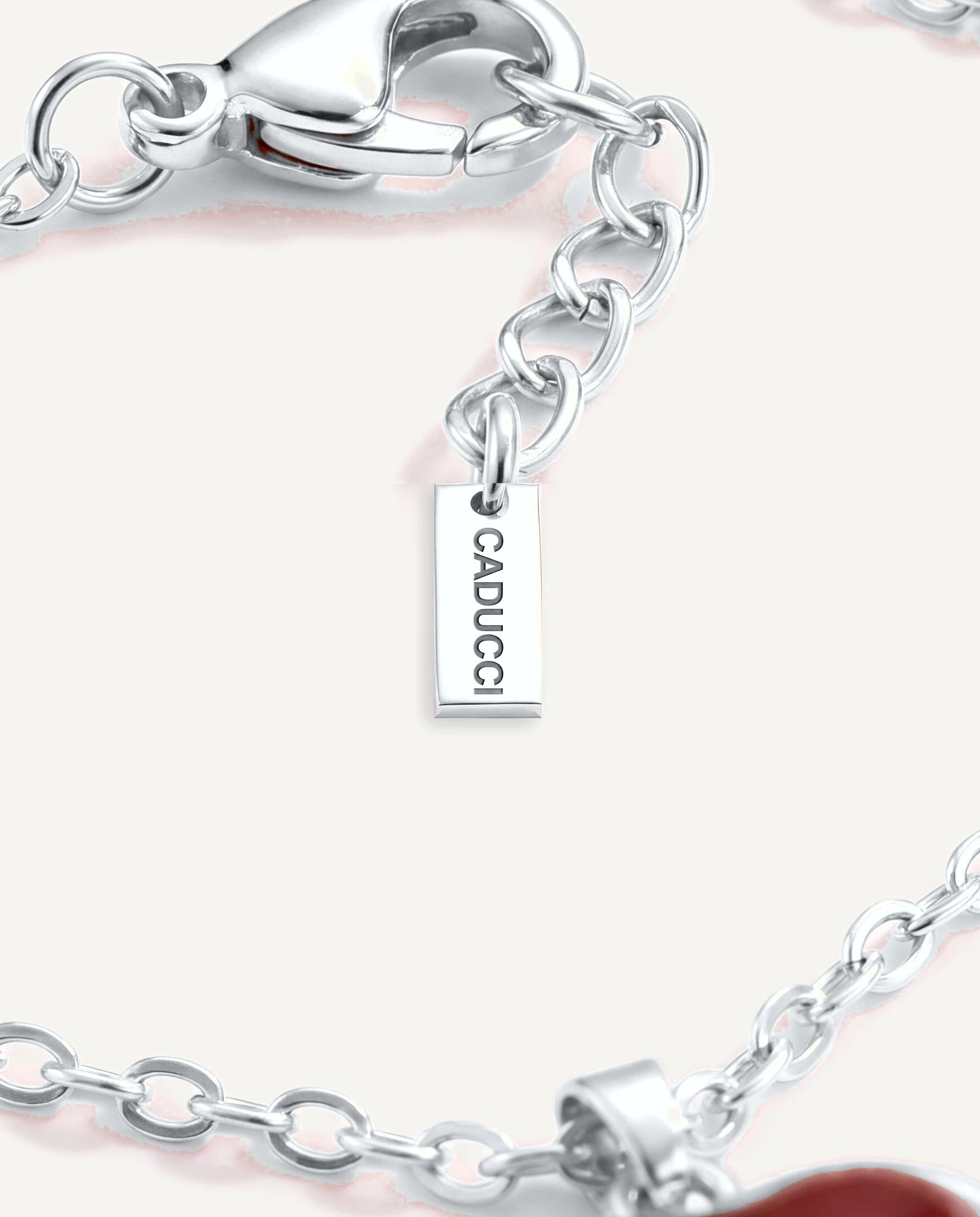 CADUCCI Amore Necklace in silver, close-up of the cable chain, the clasp and the tag engraved with the CADUCCI logo