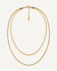 CADUCCI Firenze Necklace in gold, layered: a thin herringbone chain and a fine rope chain, with a rectangular tag engraved with the CADUCCI logo