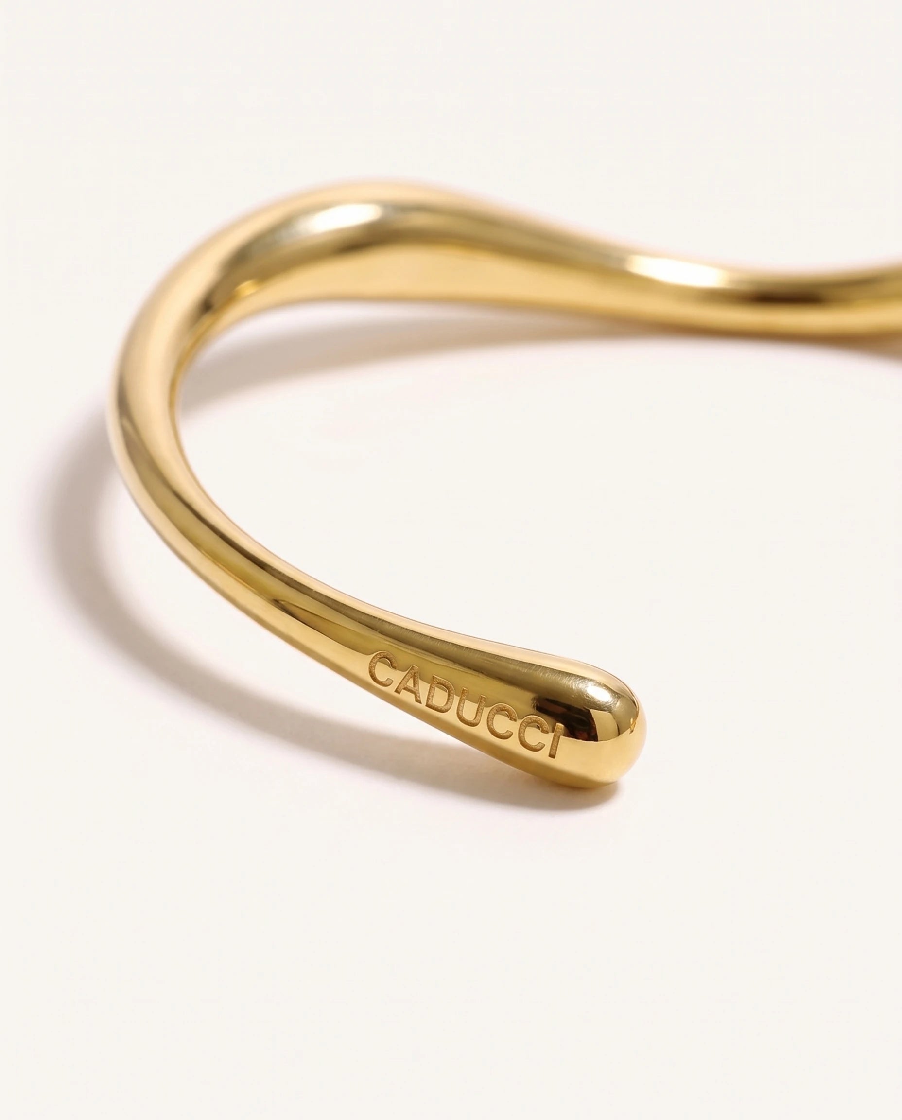 CADUCCI Montale Bracelet in gold, close-up of the tip with the CADUCCI logo engraved