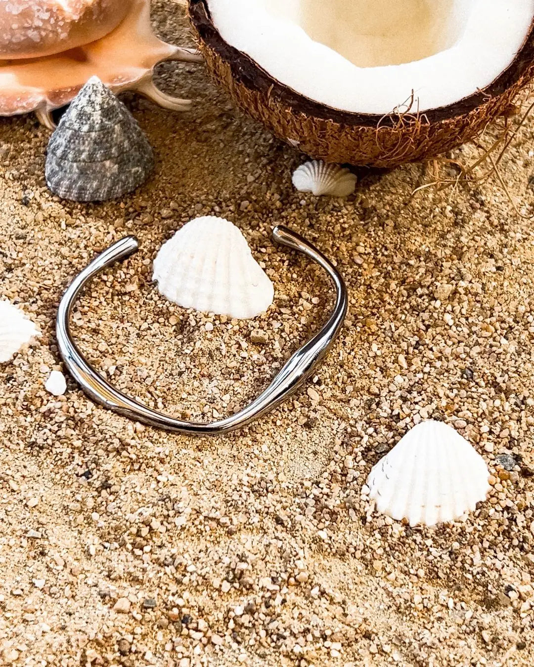 CADUCCI Montale Bracelet in silver on the sand with seashells