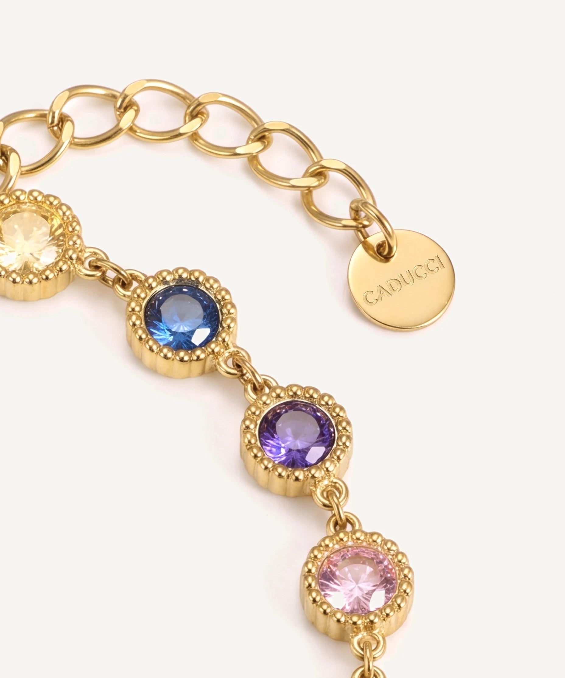 CADUCCI Roma Bracelet in gold, close-up of the disc tag engraved with the CADUCCI logo
