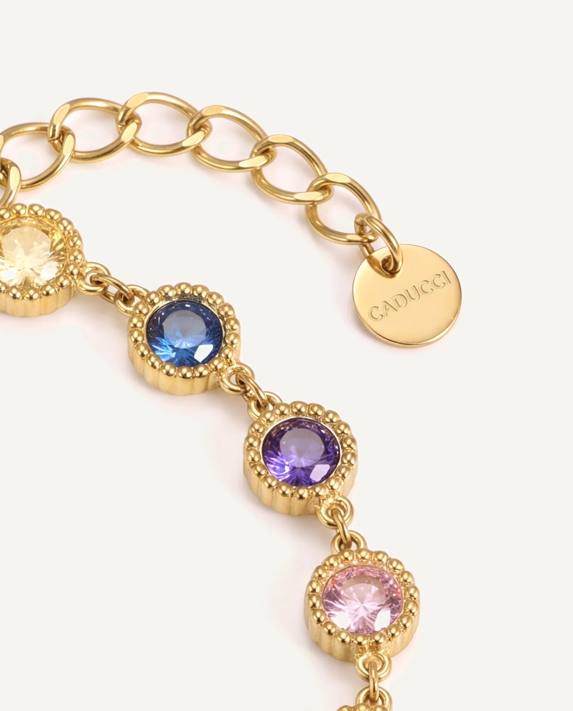 CADUCCI Roma Bracelet in gold, close-up of the disc tag engraved with the CADUCCI logo