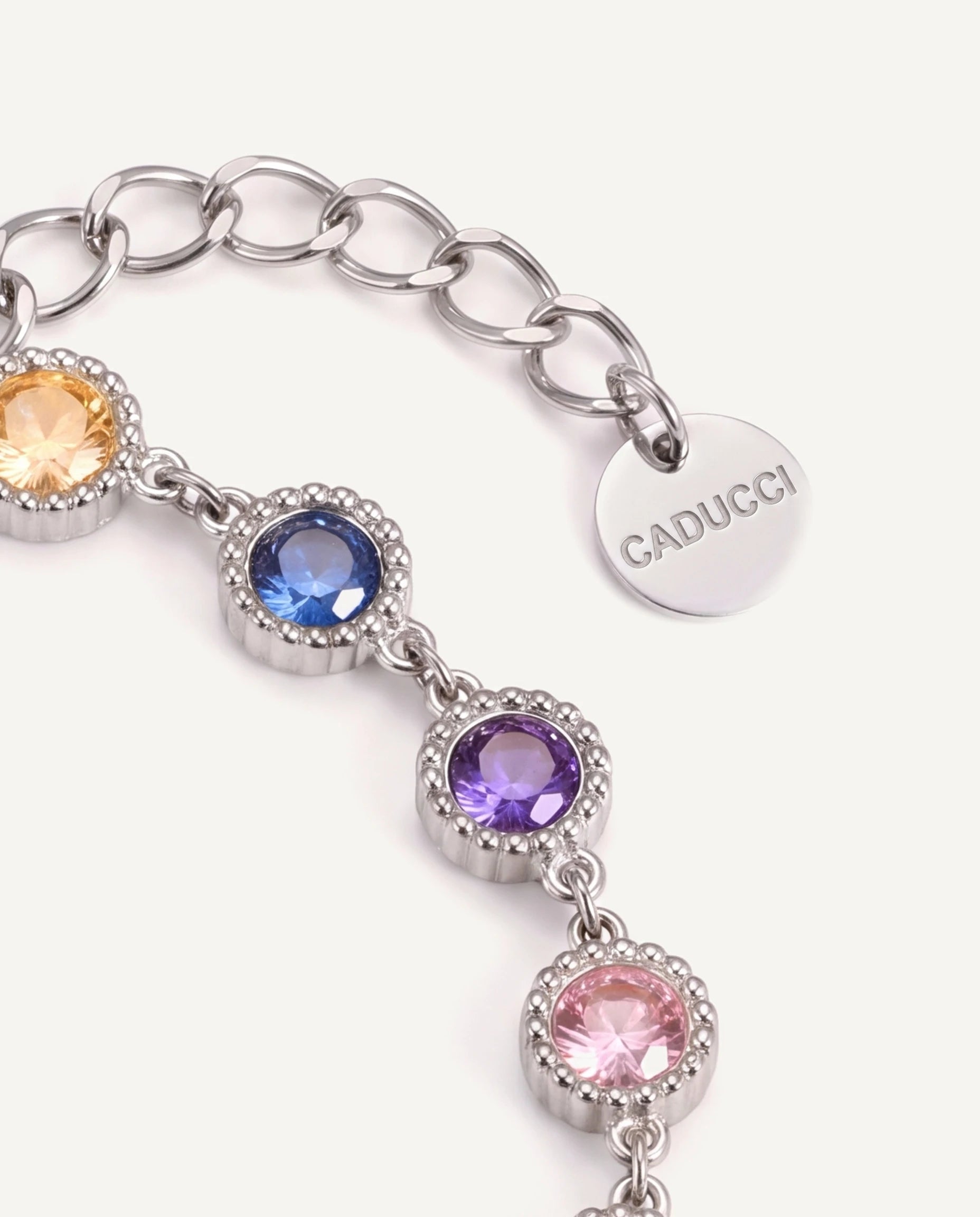 CADUCCI Roma Bracelet in silver, close-up of the disc tag engraved with the CADUCCI logo