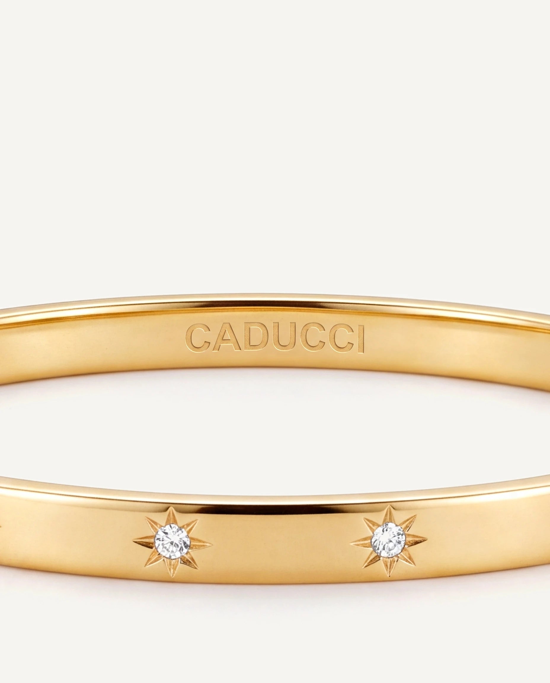 CADUCCI Venezia Bracelet in gold, close-up of the CADUCCI logo engraved inside the bangle